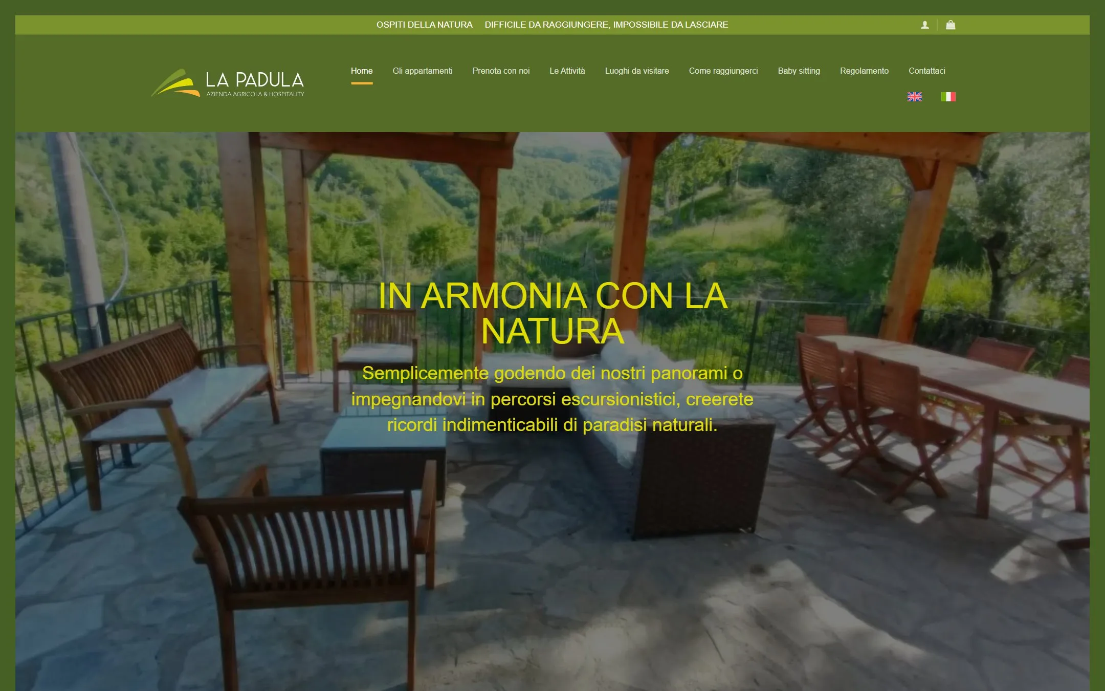 Home page di La Padula, con il titolo «In armonia con la natura» sopra il portico affacciato sui boschi